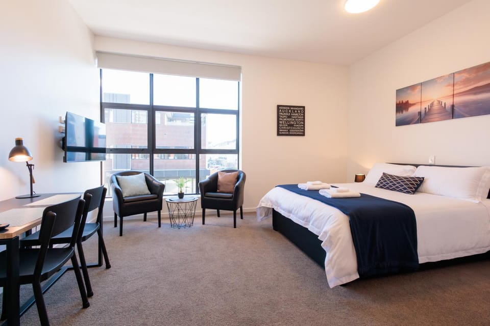 Bed, TV and multimedia, Photo of the whole room, Seating area, Street view