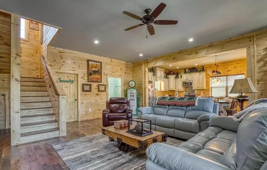 The Manor At Burg Hill-Arcade, Pool Table, Hot Tub, free Attraction Tickets! Chalet in Gatlinburg
