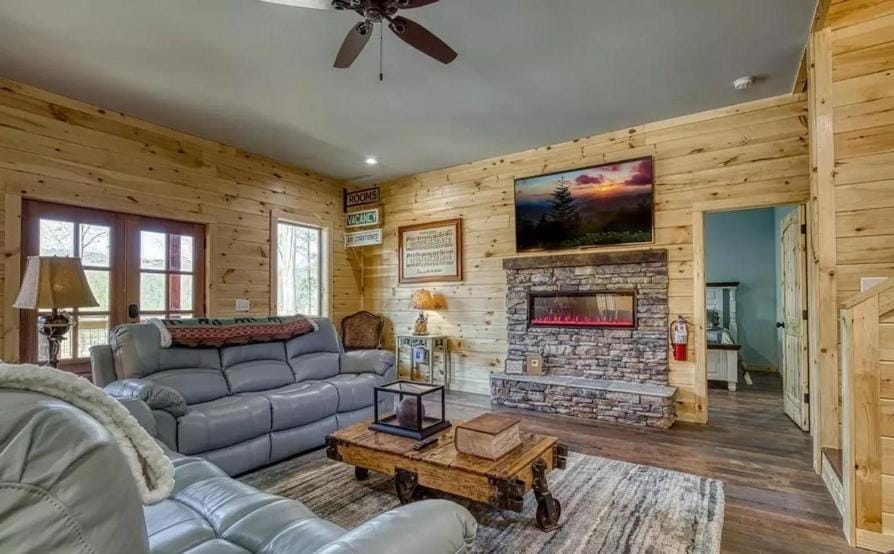 The Manor At Burg Hill-Arcade, Pool Table, Hot Tub, free Attraction Tickets! Chalet in Gatlinburg