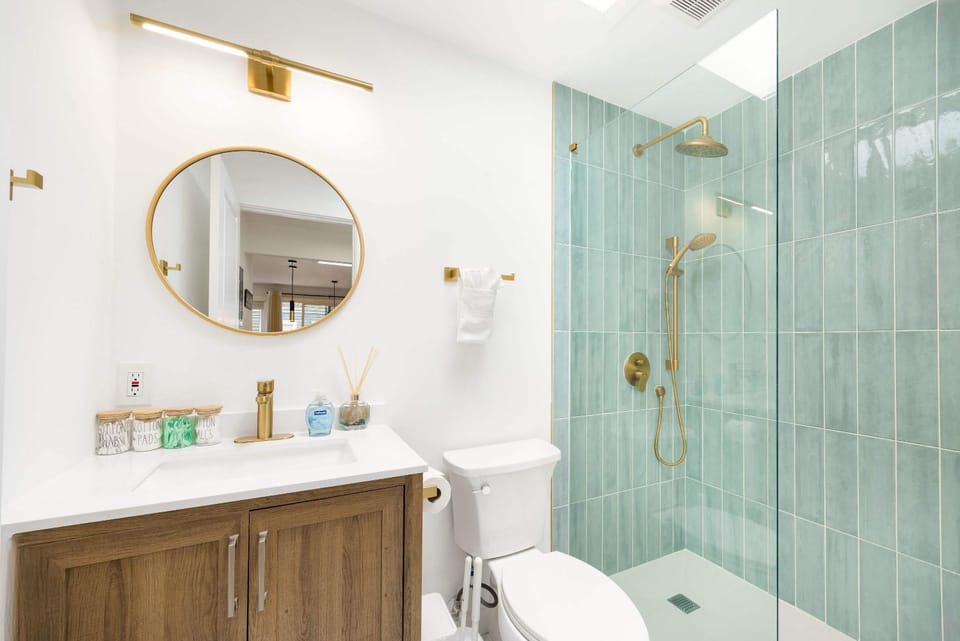 Secret Garden Bloom - 665sf 1BR Queen Anne Condo Apartment in South Lake Union