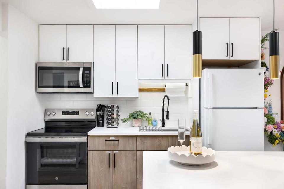 Secret Garden Bloom - 665sf 1BR Queen Anne Condo Apartment in South Lake Union