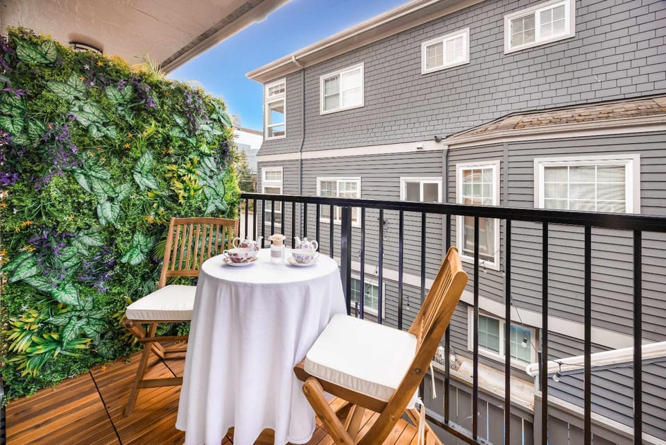 Secret Garden Bloom - 665sf 1BR Queen Anne Condo Apartment in South Lake Union