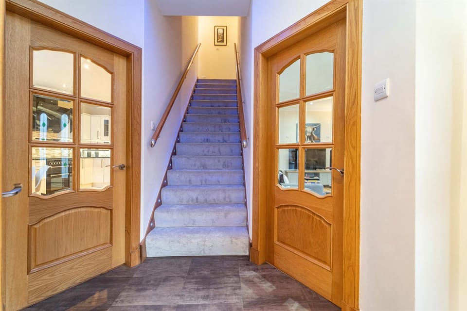 Family Friendly 3BR Townhouse with 6 Beds and Parking House in Edinburgh