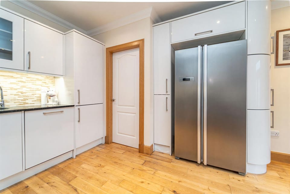 Family Friendly 3BR Townhouse with 6 Beds and Parking House in Edinburgh