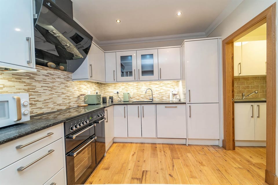 Family Friendly 3BR Townhouse with 6 Beds and Parking House in Edinburgh