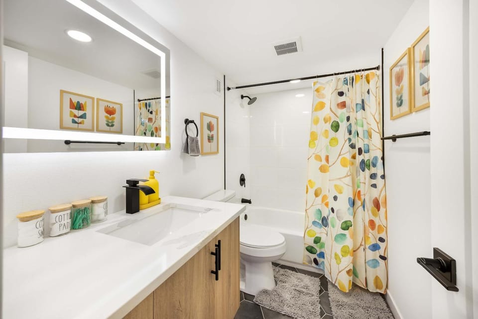 Remodeled 1BR Private Basement 9 Min to Beach Apartment in Seattle