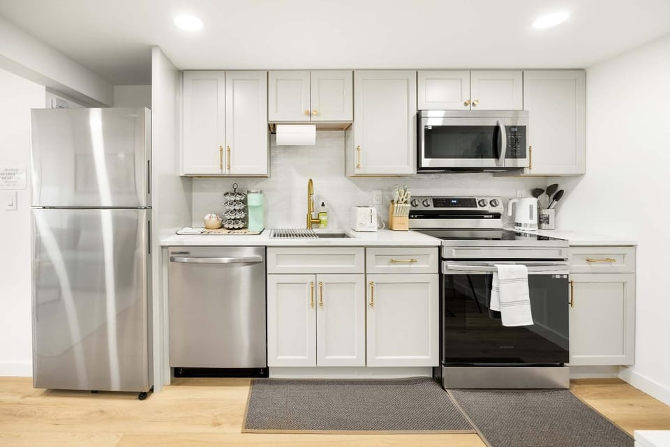 Remodeled 1BR Private Basement 9 Min to Beach Apartment in Seattle