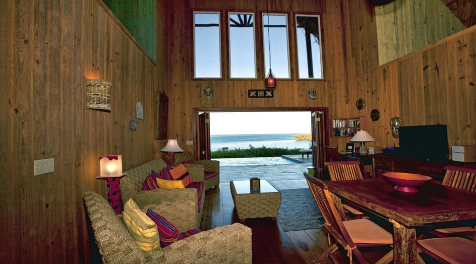 Brisa del Mar Oceanfront Luxury vacation rental on Private Estate Villa in Bay Islands Department