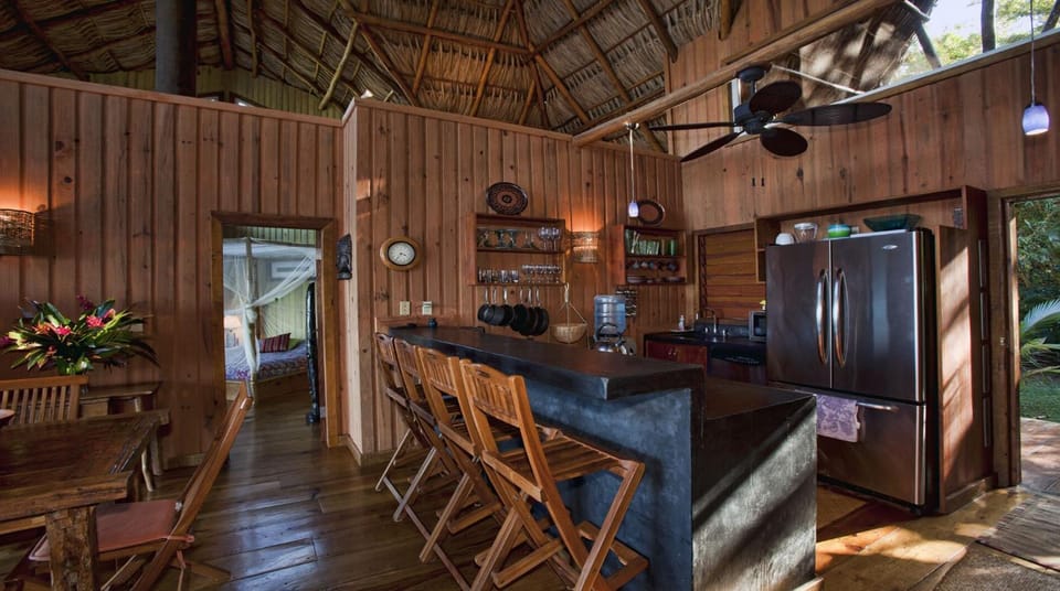 Brisa del Mar Oceanfront Luxury vacation rental on Private Estate Villa in Bay Islands Department