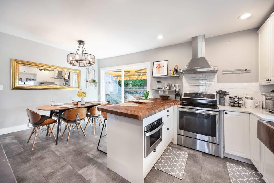 Sunny Seattle Home Mt Rainier UW Steps Away House in University District