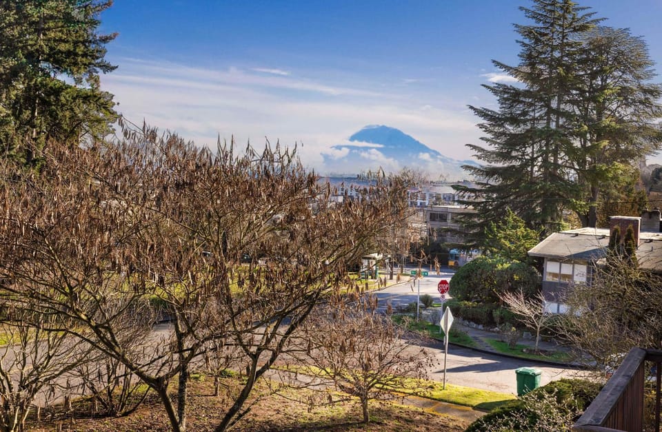 Sunny Seattle Home Mt Rainier UW Steps Away House in University District