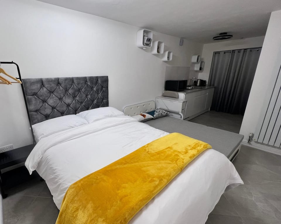 Sheffield Modern Studio with Free EV Charging Bed and Breakfast in Sheffield