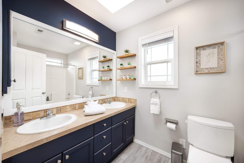 Stylish 3BR Home EV Outlet Near Light Rail House in Tukwila