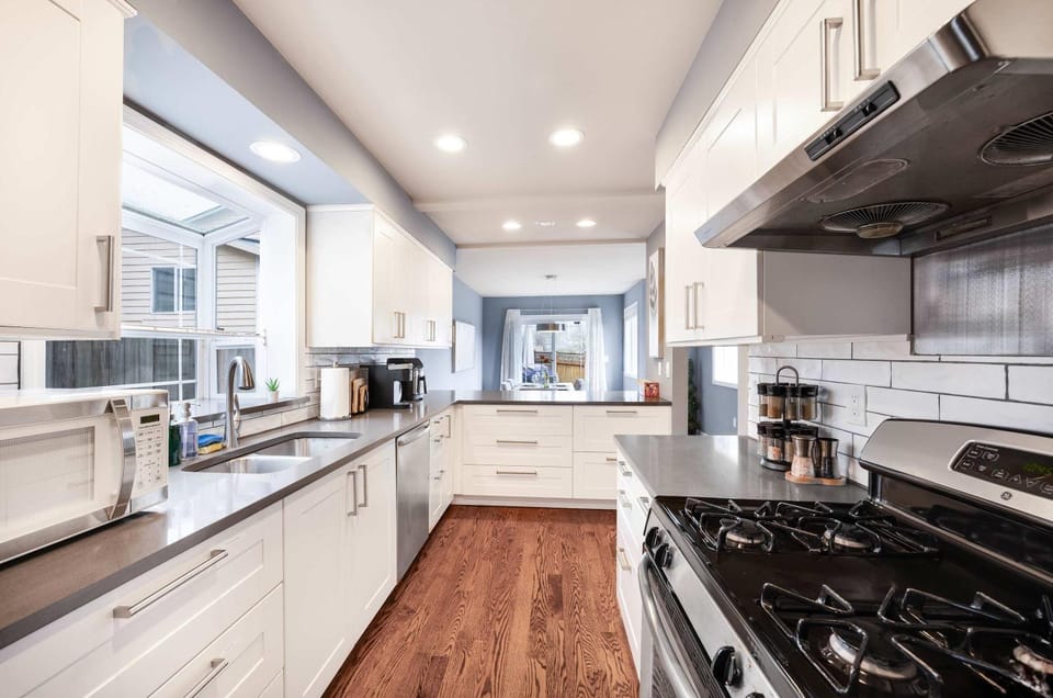 Stylish 3BR Home EV Outlet Near Light Rail House in Tukwila