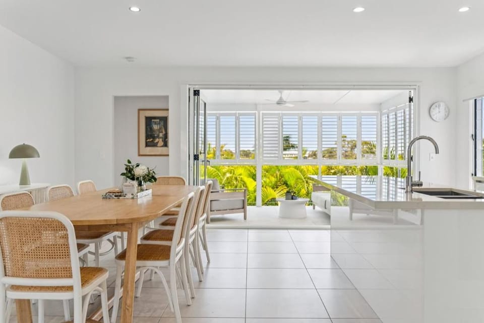 The Cheeky Palm - Beachy, enjoy a cheeky cocktail! House in Woolgoolga