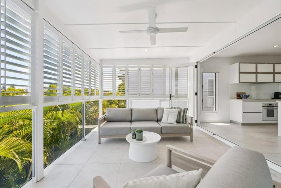The Cheeky Palm - Beachy, enjoy a cheeky cocktail! House in Woolgoolga