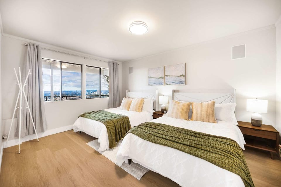 Luxury Bellevue 2B Basement w Stunning View House in Factoria