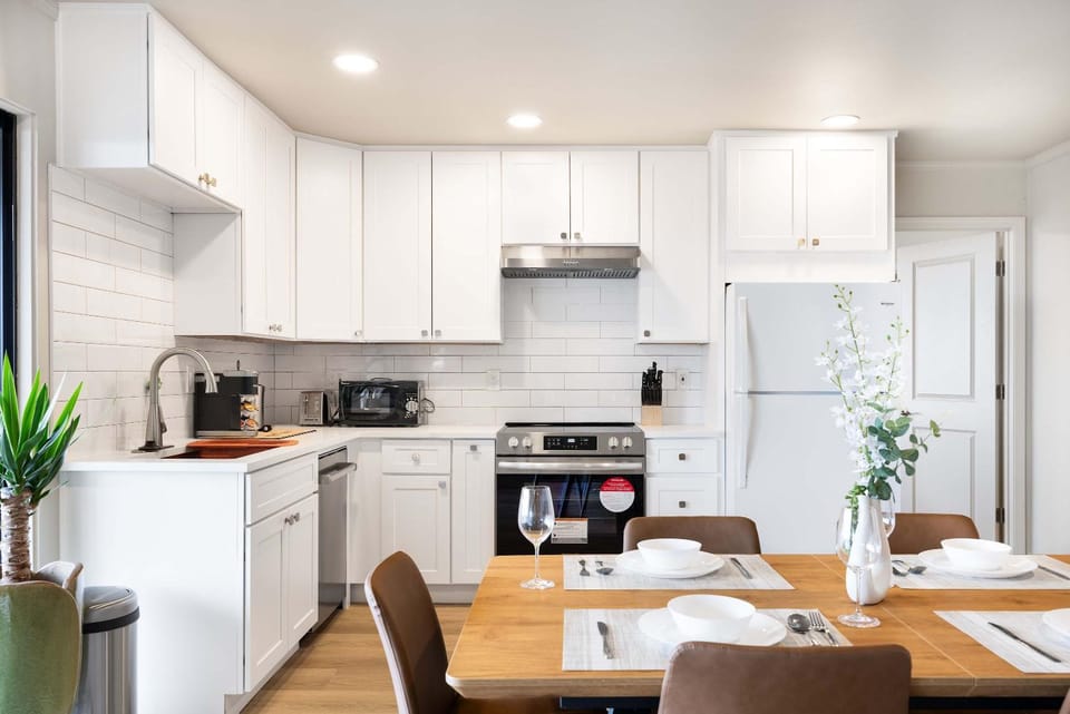 Luxury Bellevue 2B Basement w Stunning View House in Factoria