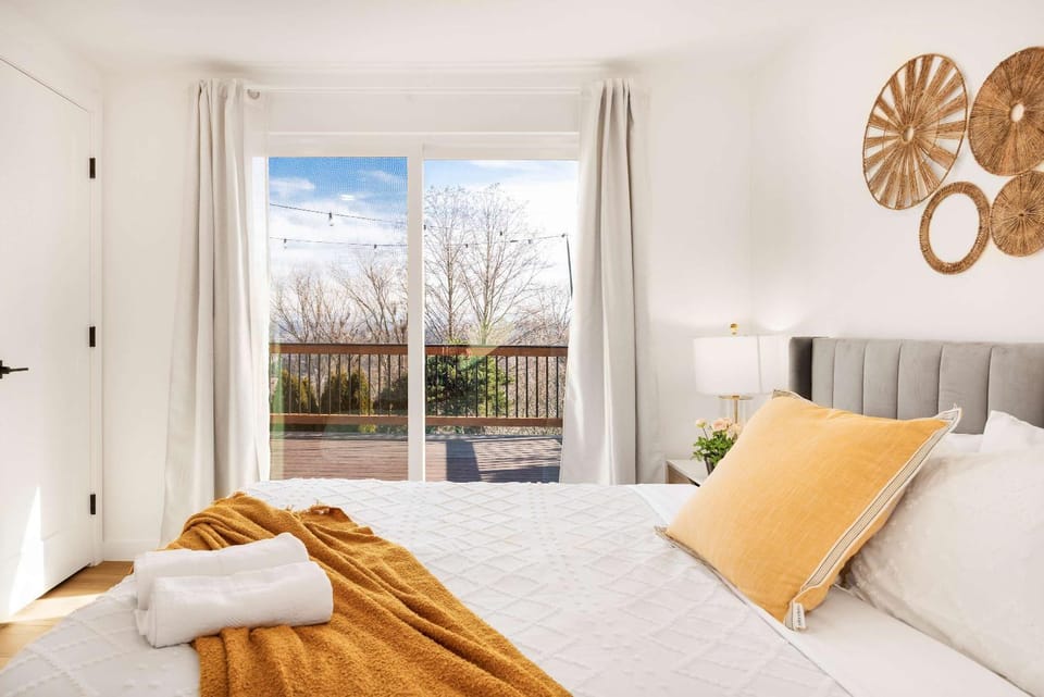 Step-Free 2BR Retreat w Panoramic Views on Deck House in Seattle