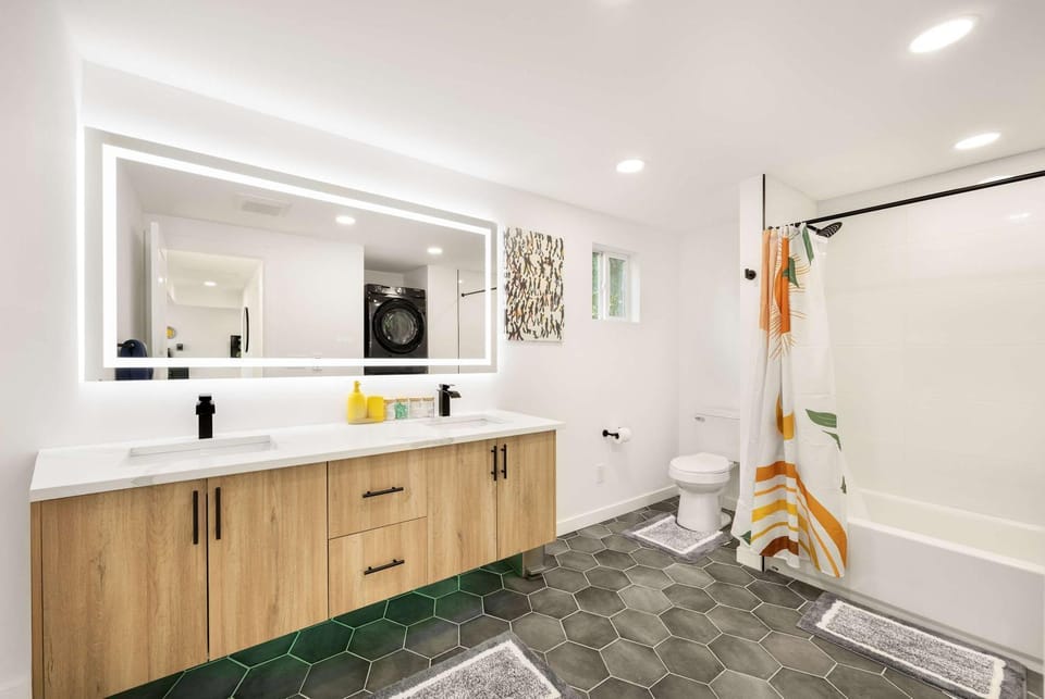 Step-Free 2BR Retreat w Panoramic Views on Deck House in Seattle