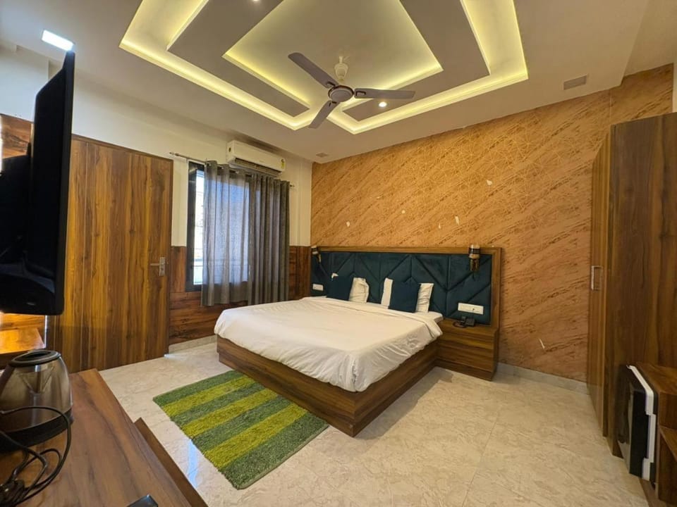 Bed, Bathroom, TV and multimedia, Living room, Photo of the whole room, Seating area, Bedroom, wardrobe