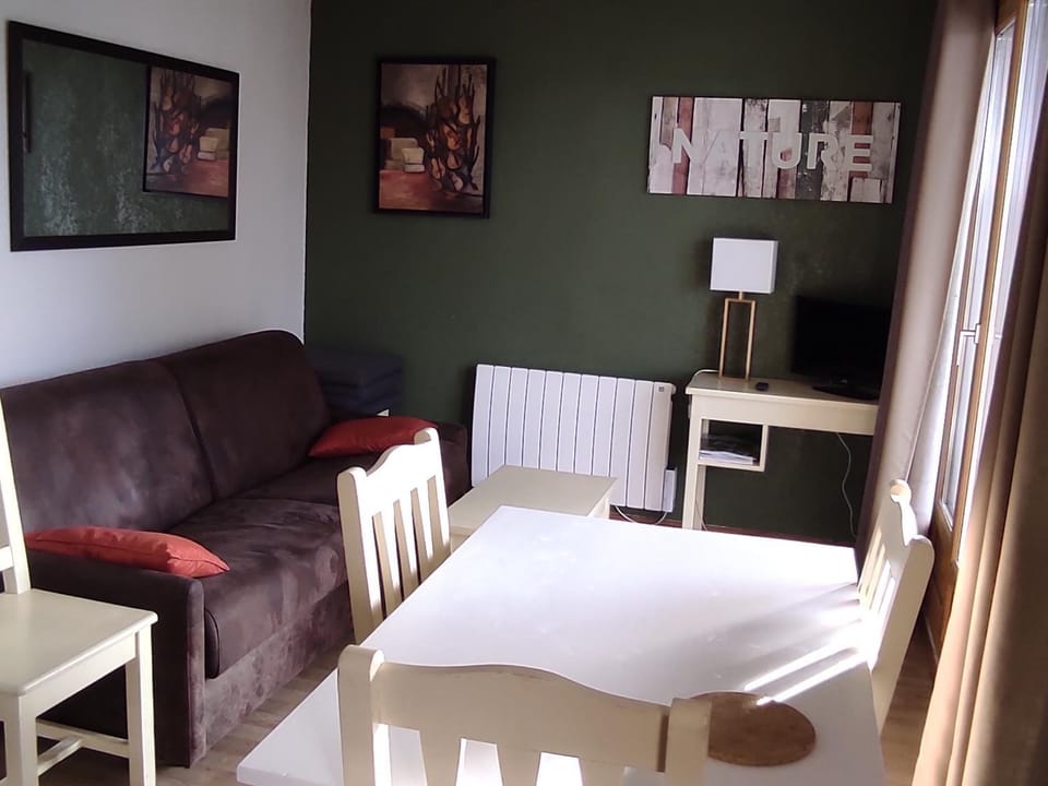 Appartement cosy à Super-Besse pour 6 personnes avec parking - FR-1-814-174 Apartment in Besse-et-Saint-Anastaise