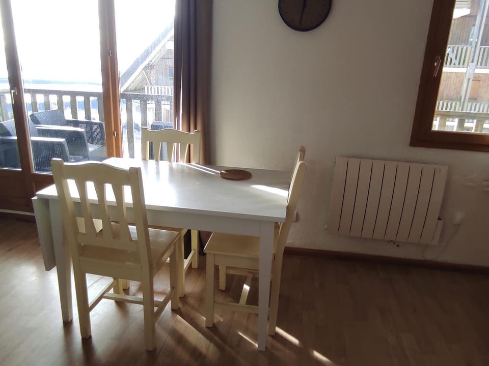 Appartement cosy à Super-Besse pour 6 personnes avec parking - FR-1-814-174 Apartment in Besse-et-Saint-Anastaise