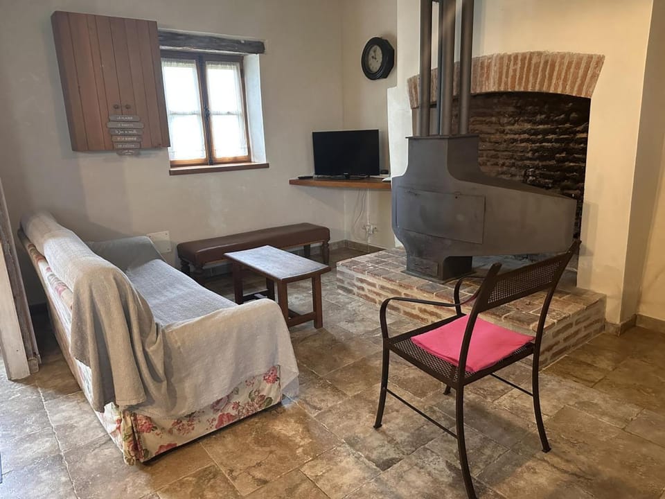 Gîte Rustique à Neuilly-le-Réal avec Animaux Acceptés - FR-1-489-611 House in Auvergne-Rhône-Alpes