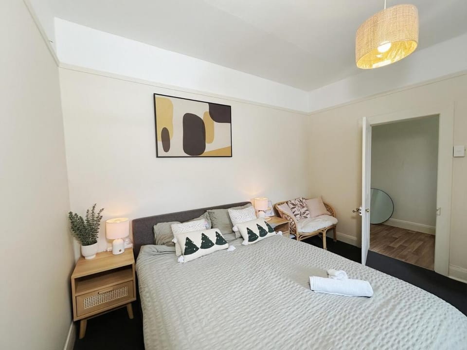 Entire Cozy Home near Stadium, Backyard & Parking House in Launceston
