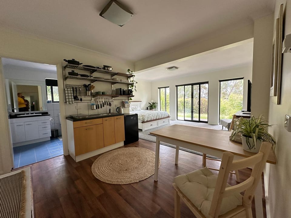 Kitchen or kitchenette, Seating area, Dining area
