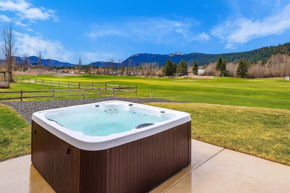 Luxury Ski & Golf 4BR Retreat w EV outlet Hot Tub House in Kittitas County