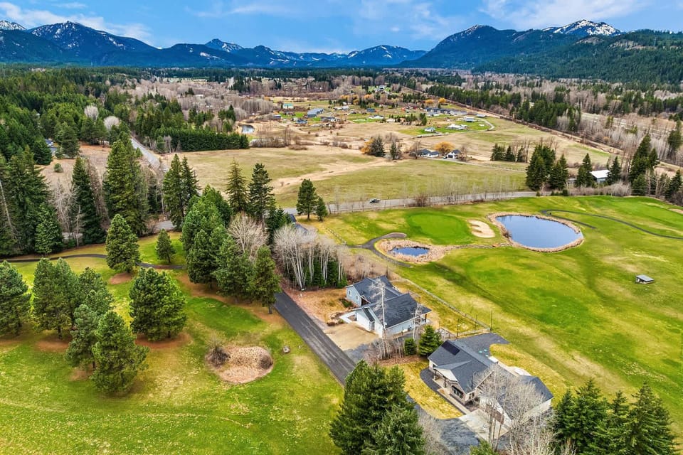 Luxury Ski & Golf 4BR Retreat w EV outlet Hot Tub House in Kittitas County