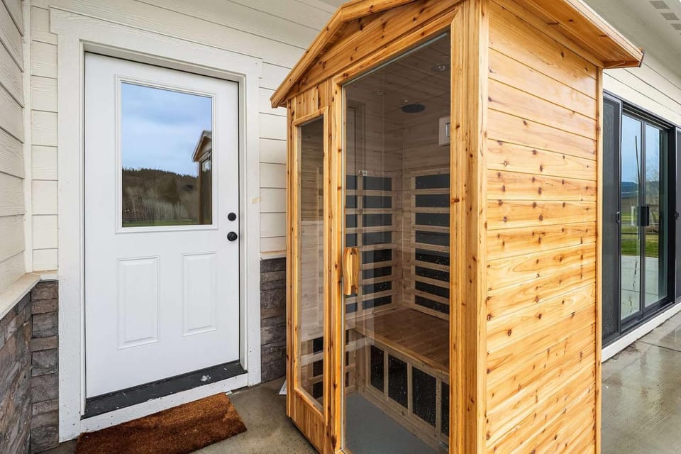 Luxury Ski & Golf 4BR Retreat w EV outlet Hot Tub House in Kittitas County