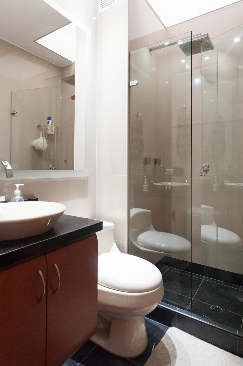Bright, Warm, Comfy and Prime Location Apartment in Bogota