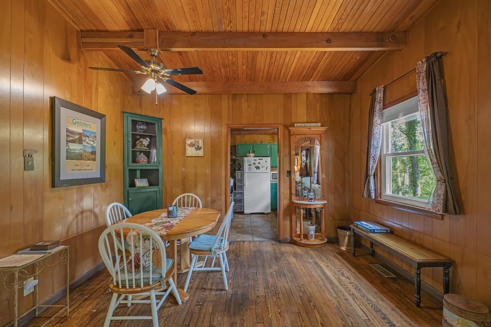 Bear Cub Retreat - A charming cabin less than a mile to Gatlinburg, with 3 bedrooms, 25 baths Cabin in Gatlinburg