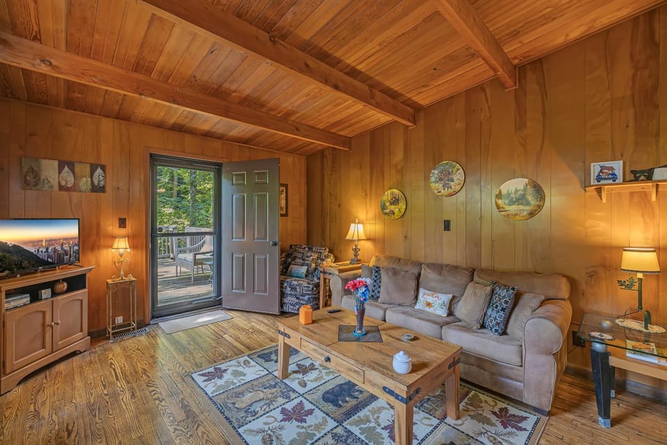 Bear Cub Retreat - A charming cabin less than a mile to Gatlinburg, with 3 bedrooms, 25 baths Cabin in Gatlinburg