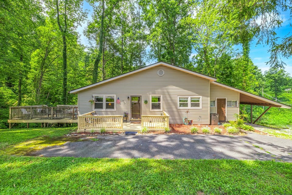 Bear Cub Retreat - A charming cabin less than a mile to Gatlinburg, with 3 bedrooms, 25 baths Cabin in Gatlinburg