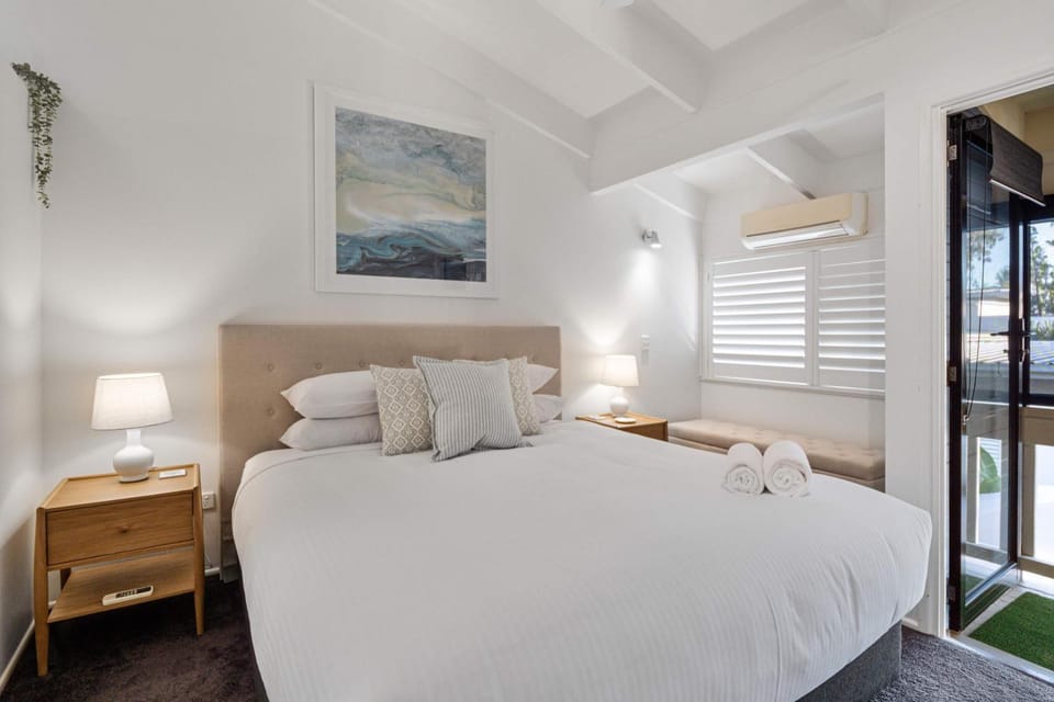 Bed, Photo of the whole room, air conditioner