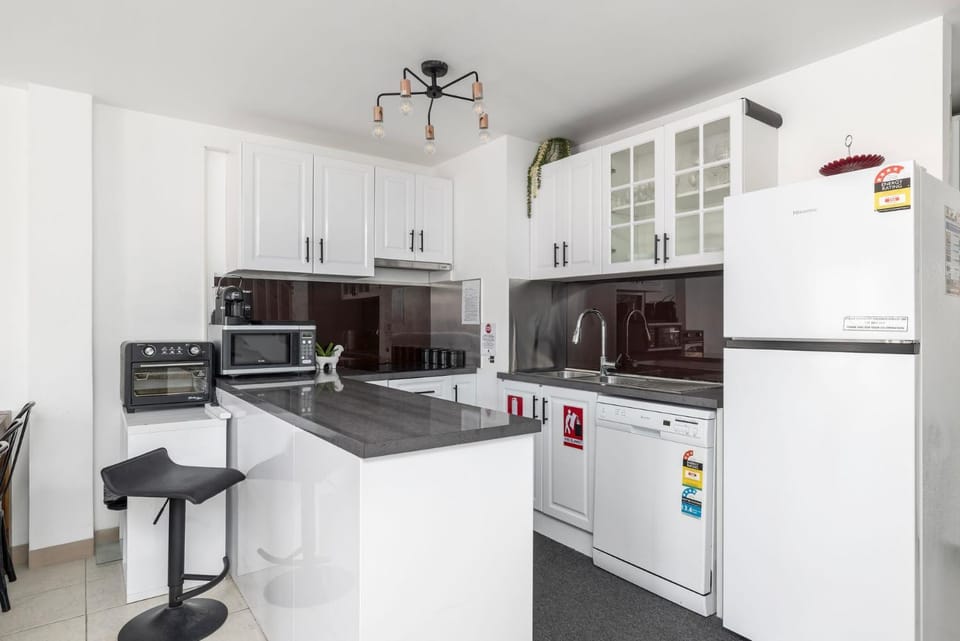 Kitchen or kitchenette, dishwasher, stove