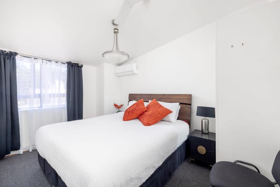 Bedroom, air conditioner