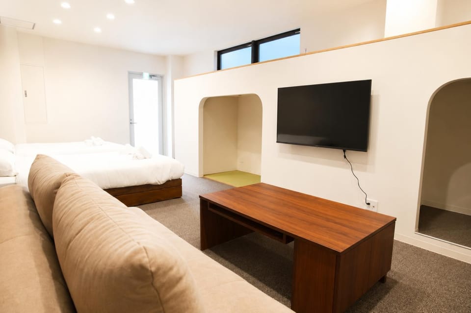 Bed, TV and multimedia, Bedroom