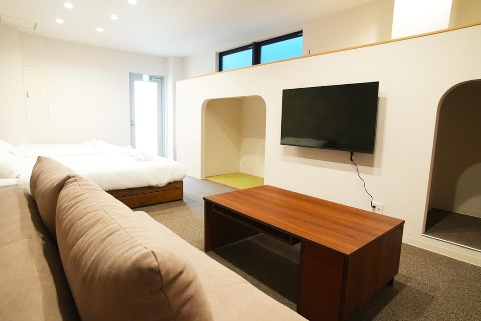 Bed, TV and multimedia, Bedroom