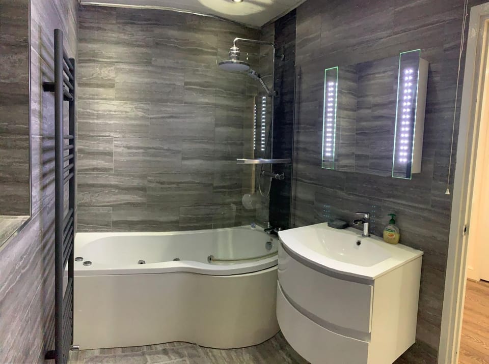Modern house, sleeps 6, contractors welcome House in Nottingham