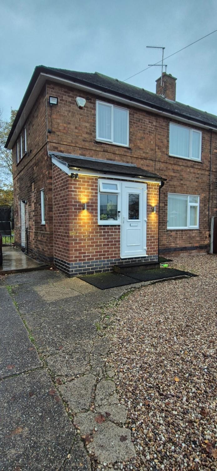 Modern house, sleeps 6, contractors welcome House in Nottingham