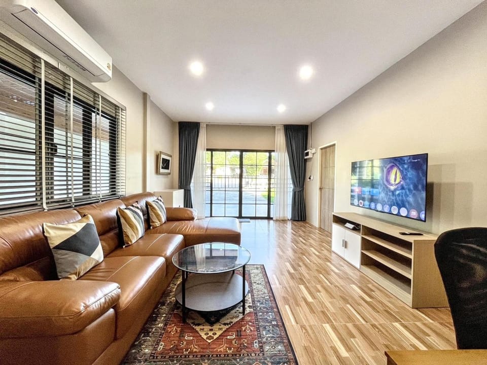 Communal lounge/ TV room, TV and multimedia, Living room, Decorative detail