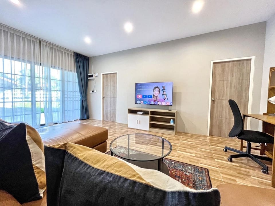 Communal lounge/ TV room, TV and multimedia, Living room