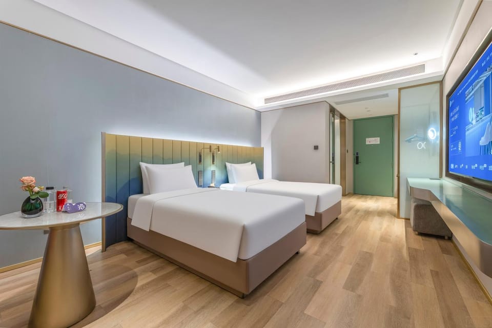 Bed, TV and multimedia, Photo of the whole room, Bedroom