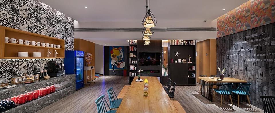 Restaurant/places to eat, Seating area