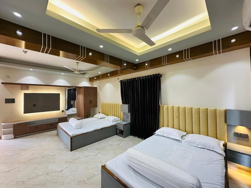 Bed, TV and multimedia, Bedroom