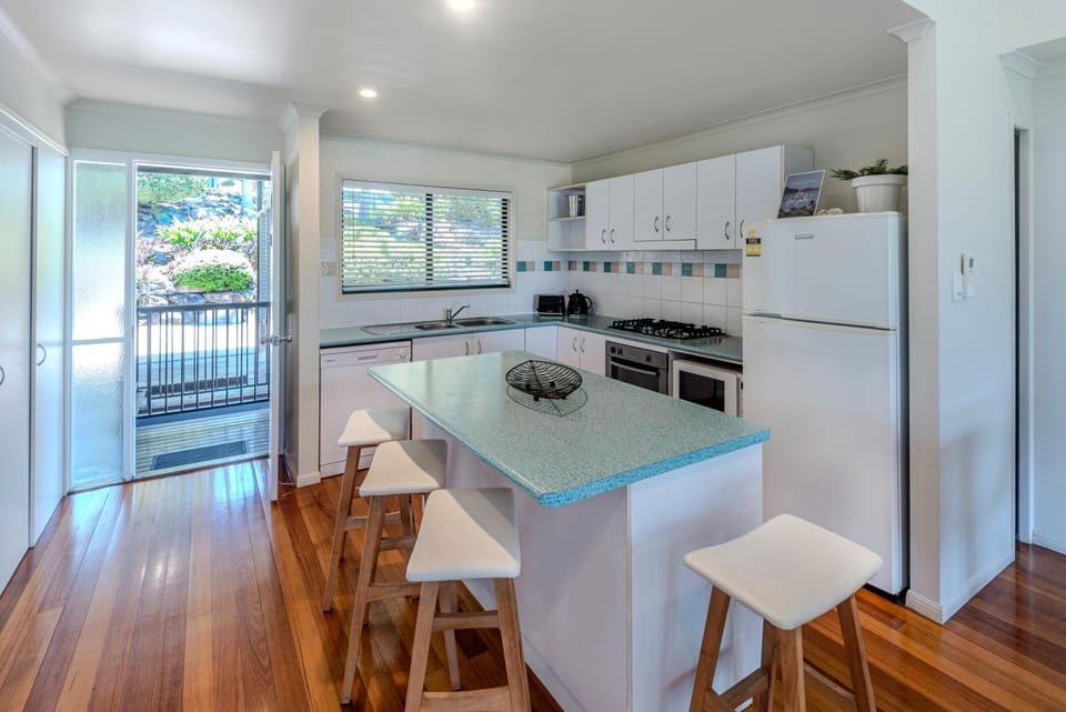 Kitchen or kitchenette, dishwasher